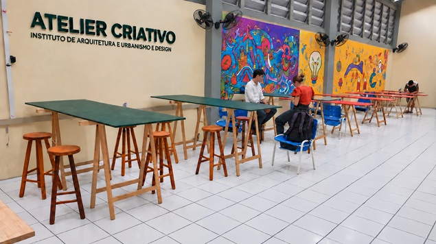Piso cer&acirc;mico limpo e cont&iacute;nuo_p